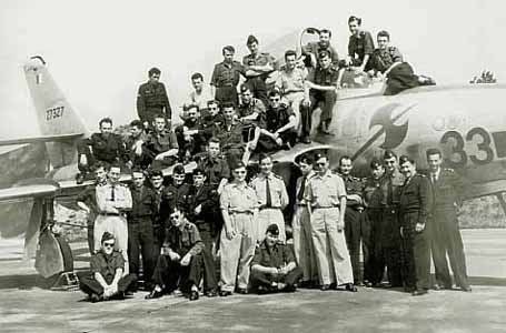 Le personnel du dtachement devant un RF-84 F